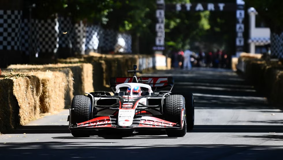 Il team Haas sta attraversando la sua decima stagione in Formula 1 tra difficoltà e segnali di rinnovata fiducia.