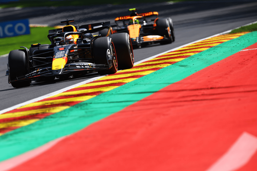 Helmut Marko, consulente austriaco della Red Bull, si rifiuta di escludere Max Verstappen dai pretendenti al titolo mondiale 2025, nonostante la terza posizione in classifica e i risultati recenti al di sotto delle aspettative.