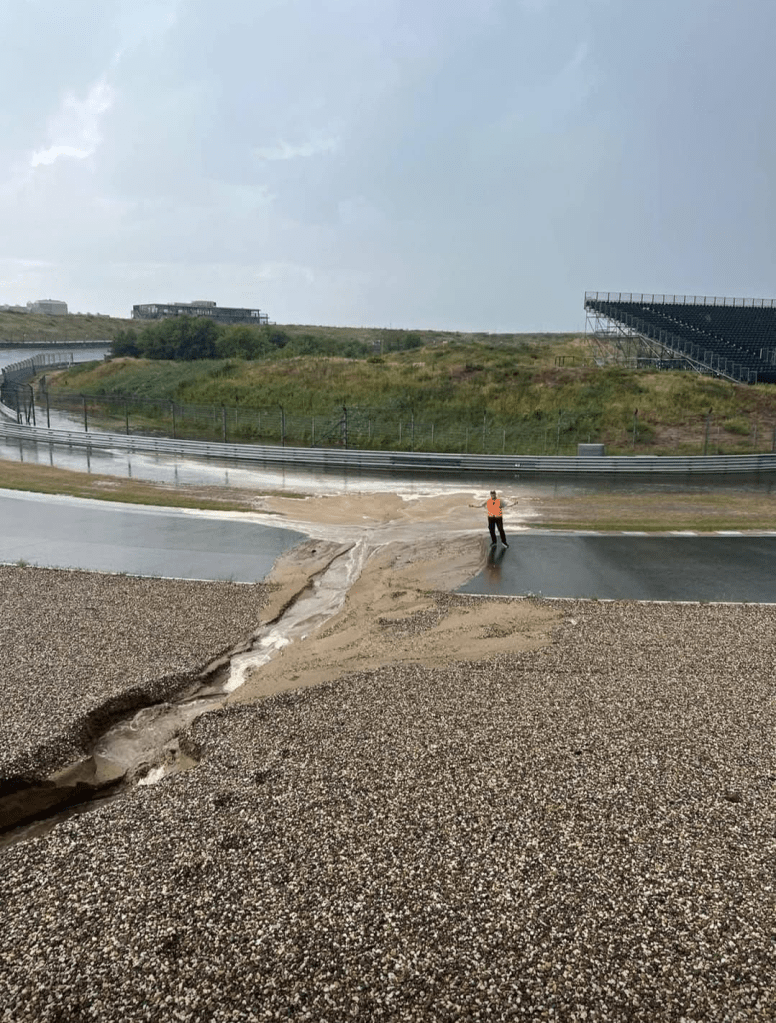 Le piogge torrenziali che si sono abbattute su Zandvoort nelle ultime ore hanno causato gravi disagi al territorio, con allagamenti diffusi nel centro abitato e danni significativi anche al circuito che tra cinque settimane ospiterà il Gran Premio dei Paesi Bassi di Formula 1.
