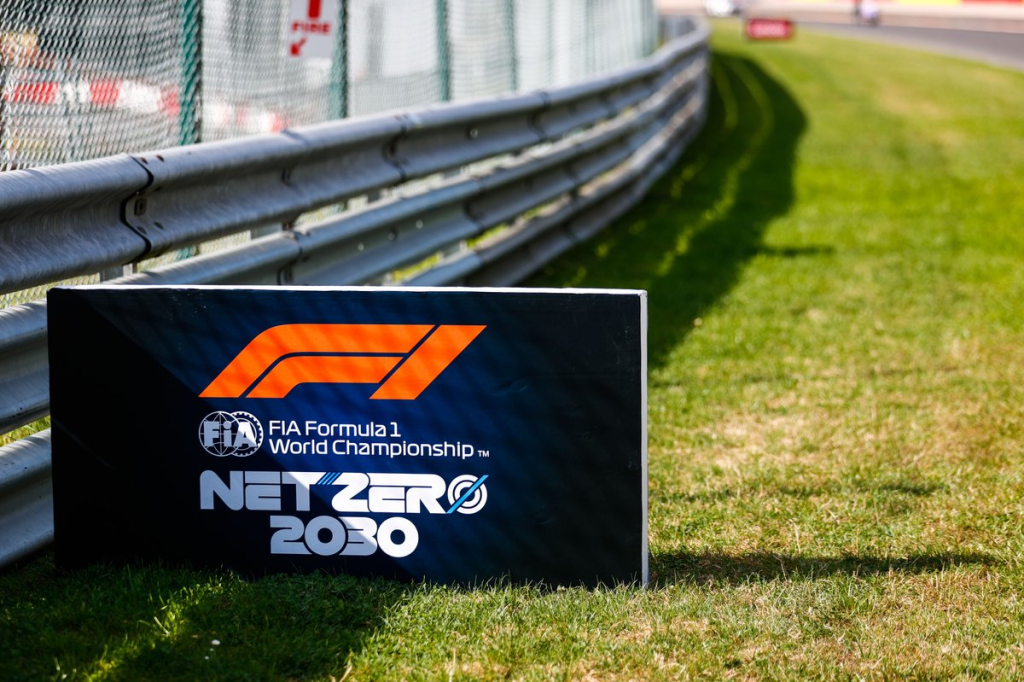 La Formula 1, F1, è in piena corsa per il raggiungimento degli obiettivi prefissati sulla riduzione delle emissioni di carbonio entro la stagione 2030, come dimostrato dalle recenti pubblicazioni dei resoconti.
