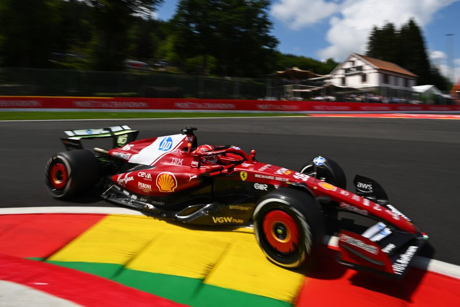 Leclerc è rimasto deluso dal risultato ottenuto nella Sprint Qualifying di questo venerdì pomeriggio. Il monegasco ha parlato di una Ferrari più prevedibile con la nuova sospensione posteriore, ma il distacco da Piastri è stato comunque abissale.