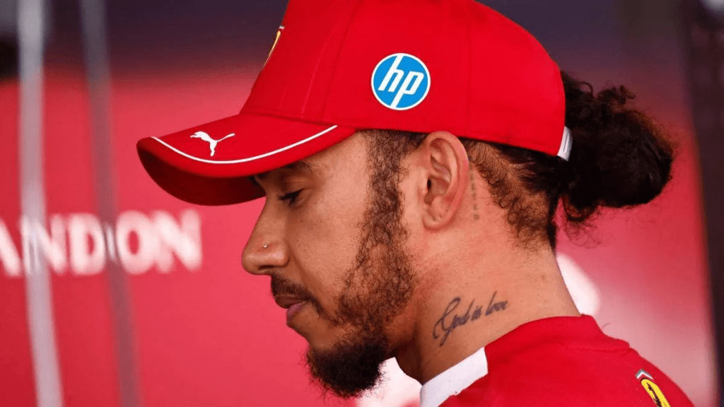 Il podio manca, le parole pesano: Hamilton accende i riflettori sui limiti tecnici e organizzativi della Rossa. Ma quale è il suo ruolo nella Ferrari?