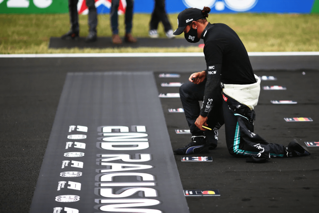 Ferrari, fatica e orgoglio: il lavoro quotidiano di Lewis Hamilton per contribuire alla rinascita del Cavallino ed i suoi progetti fuori dal Circus.