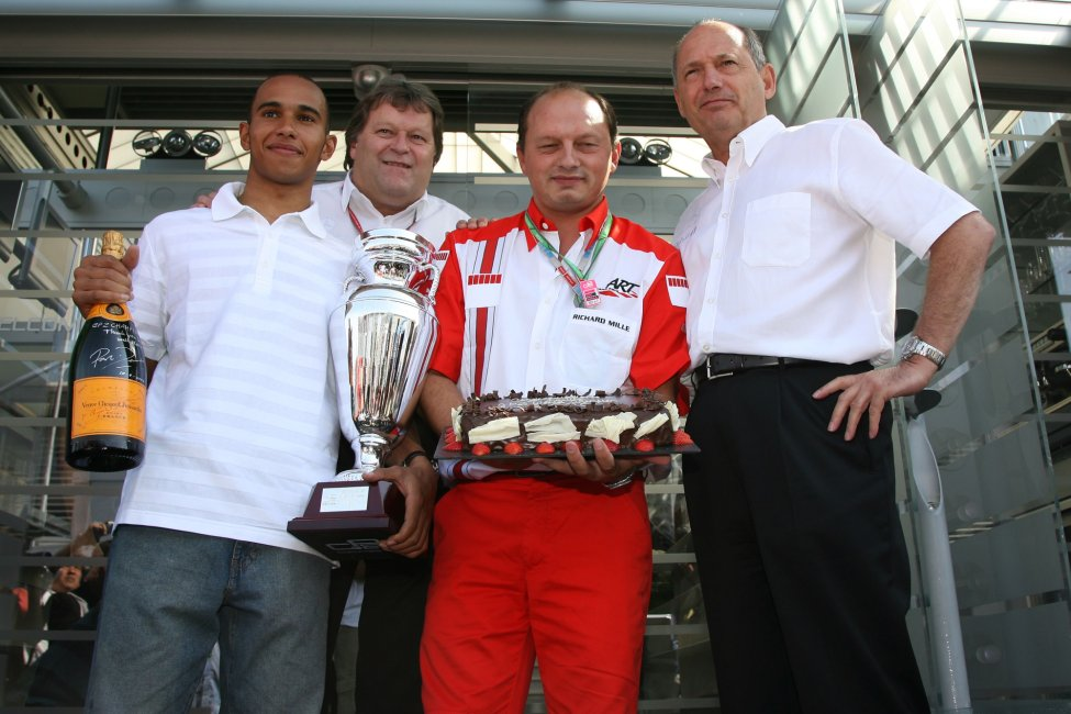 Lewis Hamilton ha accolto con entusiasmo la notizia del rinnovo di Fred Vasseur alla guida della Ferrari.