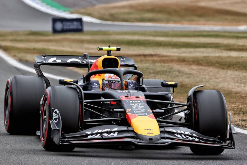 Yuki Tsunoda ha parlato del confronto di prestazioni con il suo compagno di squadra Verstappen, sottolineando le differenze tra le due RB21.