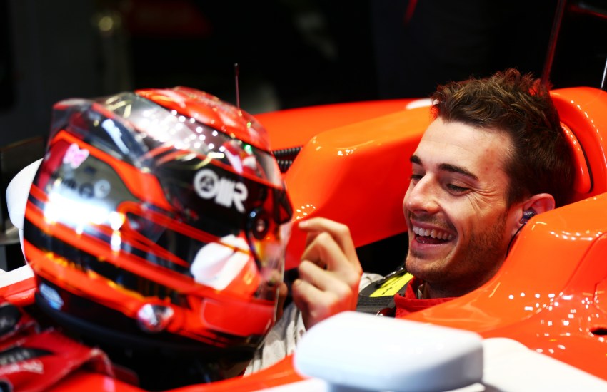Il 17 luglio 2015, il mondo della Formula 1 si fermò per dire addio a Jules Bianchi, il giovane pilota francese scomparso a soli 25 anni a causa delle gravi ferite riportate nove mesi prima, durante il drammatico Gran Premio del Giappone 2014.