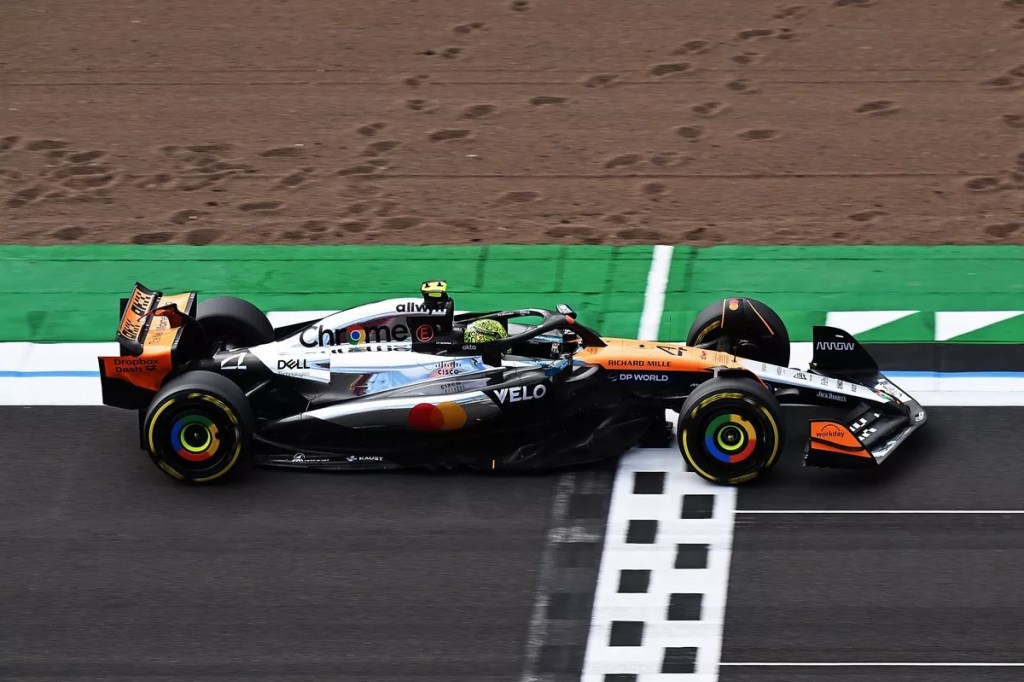 Ferrari protagonista con Leclerc, McLaren a ridosso