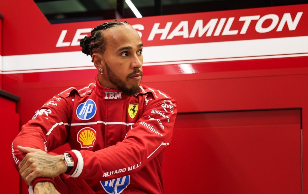 Da quando Lewis Hamilton è approdato in Ferrari nel 2025, una domanda circola con insistenza tra tifosi e addetti ai lavori: chi è più grande, Lewis o la Rossa?