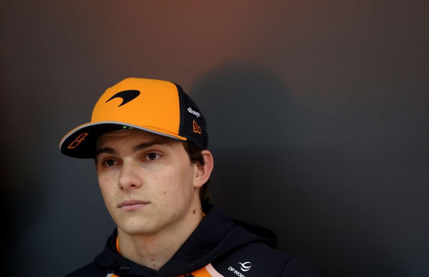Alla vigilia del Gran Premio di Singapore, Oscar Piastri si presenta con la serenità di chi ha imparato a metabolizzare un fine settimana difficile. Il pilota McLaren, leader del campionato con 324 punti, ha riflettuto a lungo dopo l’appuntamento di Baku, dove una serie di errori lo ha rallentato nella corsa iridata.