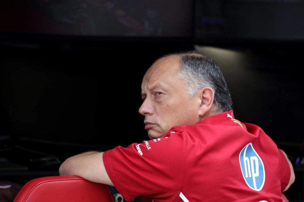 Nel sabato di Silverstone, mentre la maggior parte delle squadre sfoderava il meglio nel momento cruciale delle qualifiche, la Ferrari confermava – ancora una volta – di essere completamente fuori fase.