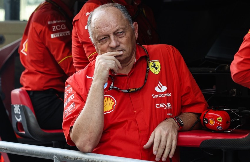 Bernie Ecclestone non usa mezzi termini quando si tratta di giudicare la gestione della Ferrari. L’ex patron della Formula 1, oggi 95enne, ha infatti puntato il dito contro Frederic Vasseur, definendolo “troppo debole” per ricoprire il ruolo di team principal della Scuderia di Maranello.