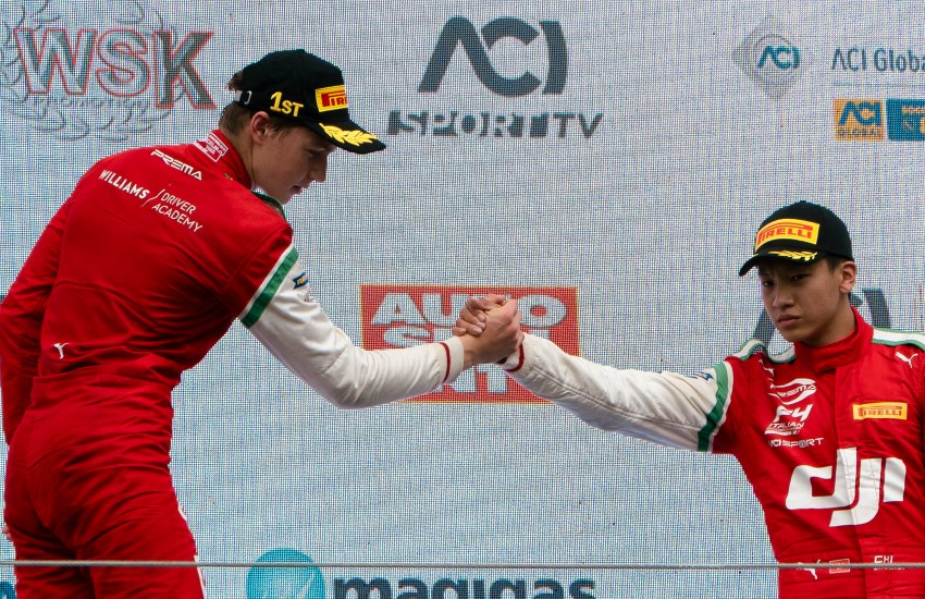 Oleksandr Bondarev (sinistra) e Zhenrui Chi (destra) sul podio di Gara-3 della F4 Italia a Imola - Foto: Luca Ferrarini, @pic.bylukee