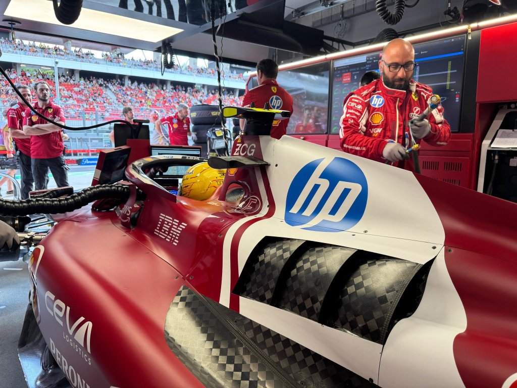 Ferrari spreca la pole di Leclerc, calo di prestazioni e problemi tecnici nel finale aprono la strada alla McLaren. Le parole di Vasseur...