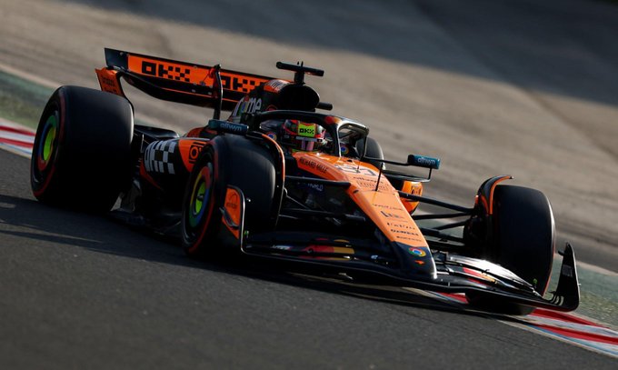 La McLaren fa un altro sport, Piastri e Norris sono inarrivabili. Leclerc resiste in terza posizione ma paga 4 decimi.