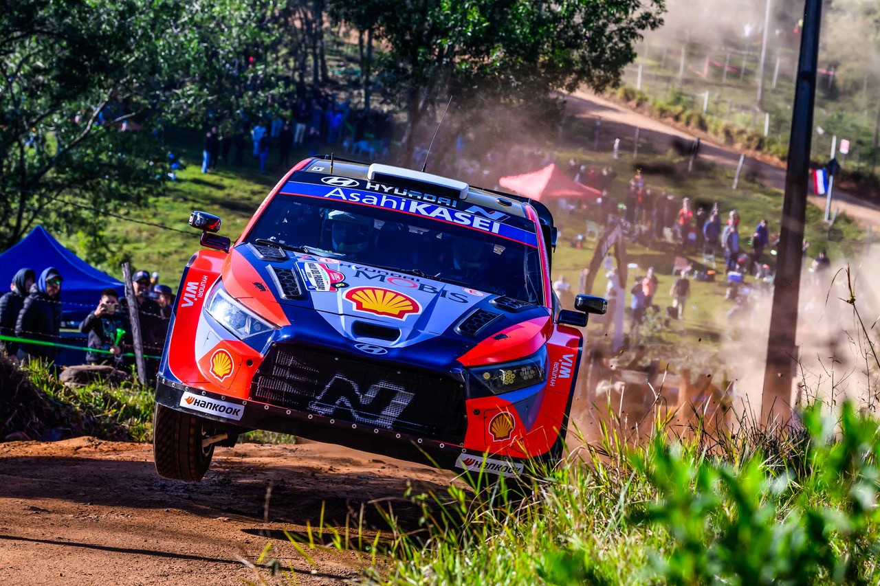 Il Rally del Paraguay 2025 entrerà nel vivo oggi con la giornata più intensa del weekend. In programma otto prove speciali lungo le sponde del fiume Paranà, tra cui una frazione di ben 30 chilometri, destinata a fare selezione. Il percorso prevede anche due passaggi sulla Super Special Stage dell’Autódromo, pensata per regalare spettacolo al pubblico. In totale i piloti affronteranno 140,90 km cronometrati, un banco di prova decisivo già nelle prime battute della gara. WRC