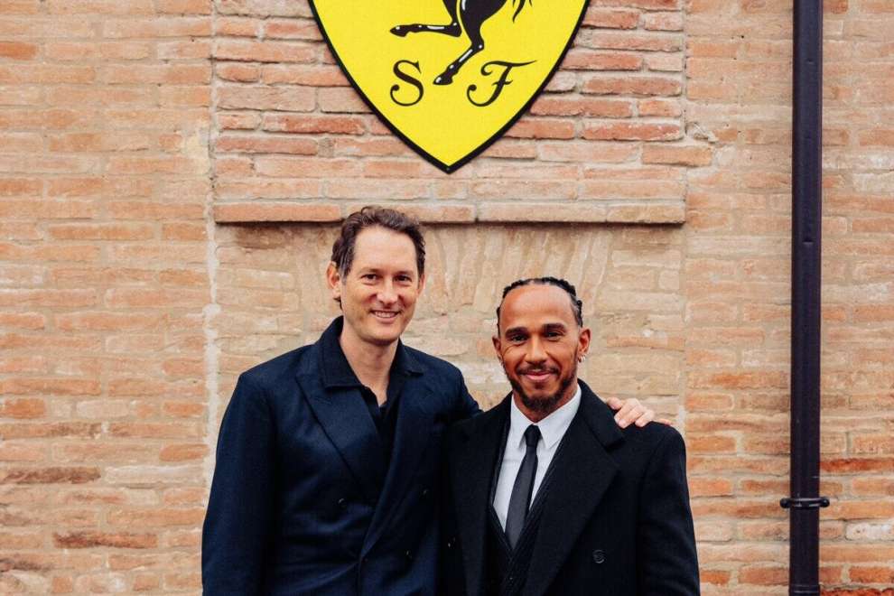 Le parole di John Elkann dopo il disastro di San Paolo hanno scosso l’ambiente Ferrari più di qualsiasi sconfitta in pista: un presidente che punta il dito verso i piloti invece di guardare dentro la squadra è il simbolo di un sistema che non sa più imparare.