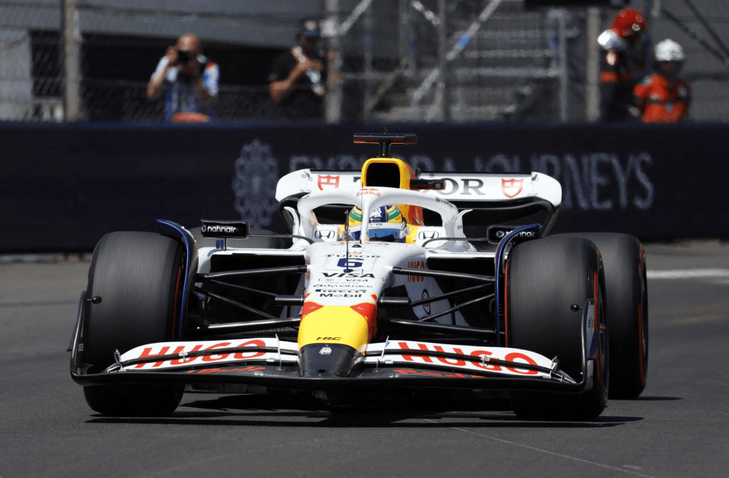 La regola più discussa della stagione 2025 di Formula 1 è pronta a tornare anche nel 2026: i due pit-stop obbligatori nel Gran Premio di Monaco restano, almeno per ora, nel regolamento sportivo della prossima stagione.