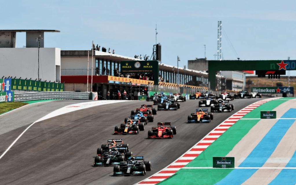 Portimão potrebbe tornare protagonista in Formula 1: mentre il calendario 2026 è già definito con le 24 gare in programma, all’orizzonte si fa strada l’ipotesi del ritorno del Gran Premio del Portogallo sul Circuito Internacional do Algarve, un appuntamento che accende l’entusiasmo degli appassionati europei.
