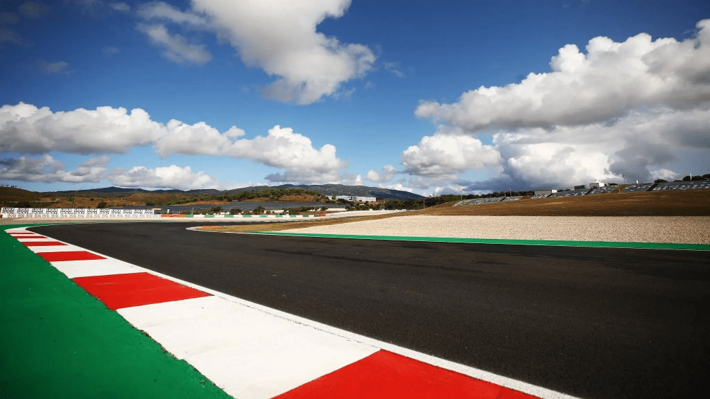 Portimão potrebbe tornare protagonista in Formula 1: mentre il calendario 2026 è già definito con le 24 gare in programma, all’orizzonte si fa strada l’ipotesi del ritorno del Gran Premio del Portogallo sul Circuito Internacional do Algarve, un appuntamento che accende l’entusiasmo degli appassionati europei.