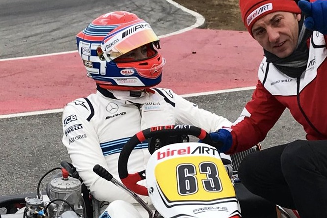 Nel caso di George Russell, il supporto del padre non è mai mancato, ma i metodi utilizzati per spingerlo oltre i suoi limiti si sono rivelati tutt’altro che convenzionali.