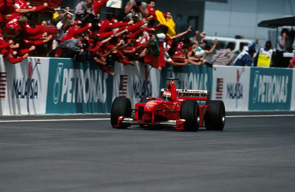 Il ritorno della Formula 1 a Sepang rischia di restare un sogno proibito. A dirlo è Azhan Shafriman Hanif, amministratore delegato del circuito, che ha definito “un errore” la decisione di interrompere l’organizzazione del Gran Premio nel 2017. Oggi, rimettere la gara in calendario richiederebbe una cifra superiore ai 70 milioni di dollari l’anno.