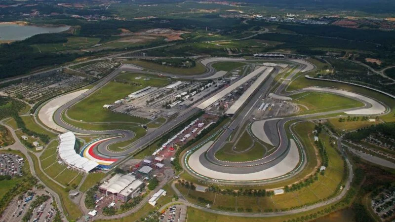Il ritorno della Formula 1 a Sepang rischia di restare un sogno proibito. A dirlo è Azhan Shafriman Hanif, amministratore delegato del circuito, che ha definito “un errore” la decisione di interrompere l’organizzazione del Gran Premio nel 2017. Oggi, rimettere la gara in calendario richiederebbe una cifra superiore ai 70 milioni di dollari l’anno.