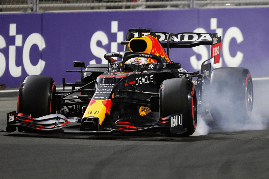 Max Verstappen è spesso descritto come un talento naturale, capace di spingere una monoposto al limite con una facilità disarmante.