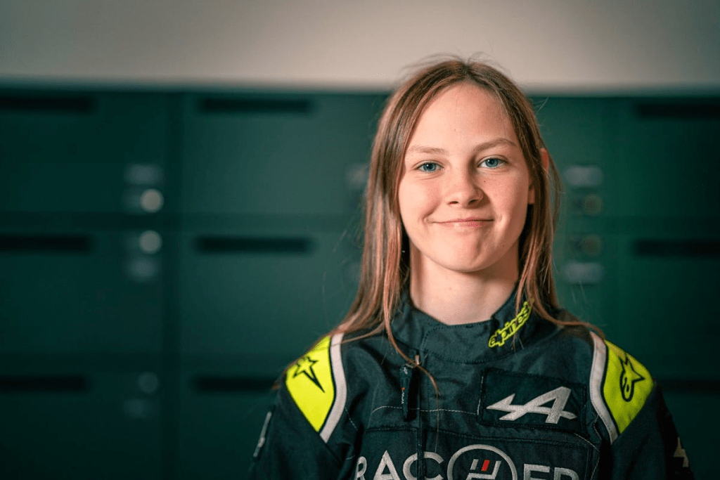 Nuovo passo importante per la carriera di Chiara Battig: la giovane campionessa svizzera di karting è stata annunciata come nuovo innesto del Red Bull Junior Team e debutterà in Formula 4 nel 2026.
