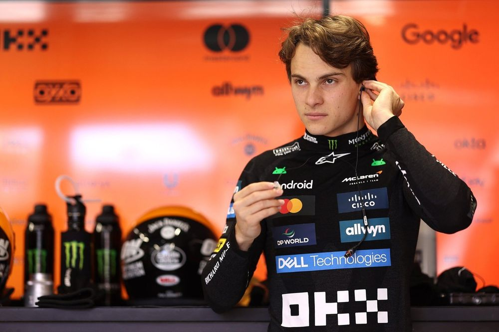 Al Goodwood Festival of Speed, Alain Prost ha speso parole di grande ammirazione per Oscar Piastri, leader del mondiale di Formula 1 2025. L’australiano, attuale pilota McLaren, ha definito “molto bello” ricevere un tale complimento da un quattro volte campione del mondo, riconoscendo in parte le affinità sottolineate dal francese.