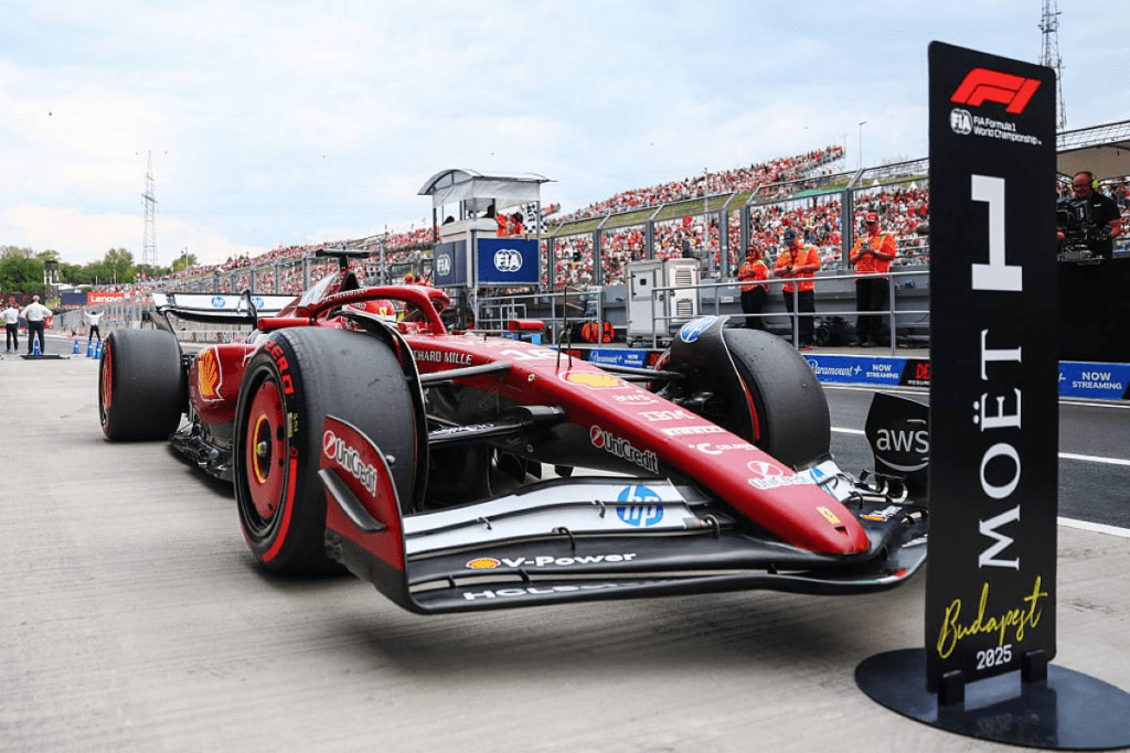 Charles Leclerc si è presentato a Zandvoort con il volto concentrato e la consueta calma apparente che lo contraddistingue nei giovedì di gara. Dopo le foto di rito e i primi saluti ai tifosi olandesi, il monegasco ha affrontato i giornalisti nella media pen, pronto a parlare del suo ritorno in pista dopo la pausa estiva. Il pilota della Ferrari, reduce dalla delusione ungherese, ha mostrato la volontà di guardare avanti, senza però sottrarsi alle domande sui temi più caldi delle ultime settimane.