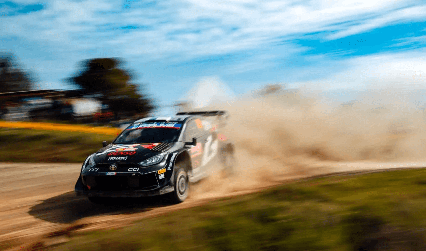 Il Rally del Paraguay 2025 entrerà nel vivo oggi con la giornata più intensa del weekend. In programma otto prove speciali lungo le sponde del fiume Paranà, tra cui una frazione di ben 30 chilometri, destinata a fare selezione. Il percorso prevede anche due passaggi sulla Super Special Stage dell’Autódromo, pensata per regalare spettacolo al pubblico. In totale i piloti affronteranno 140,90 km cronometrati, un banco di prova decisivo già nelle prime battute della gara. WRC