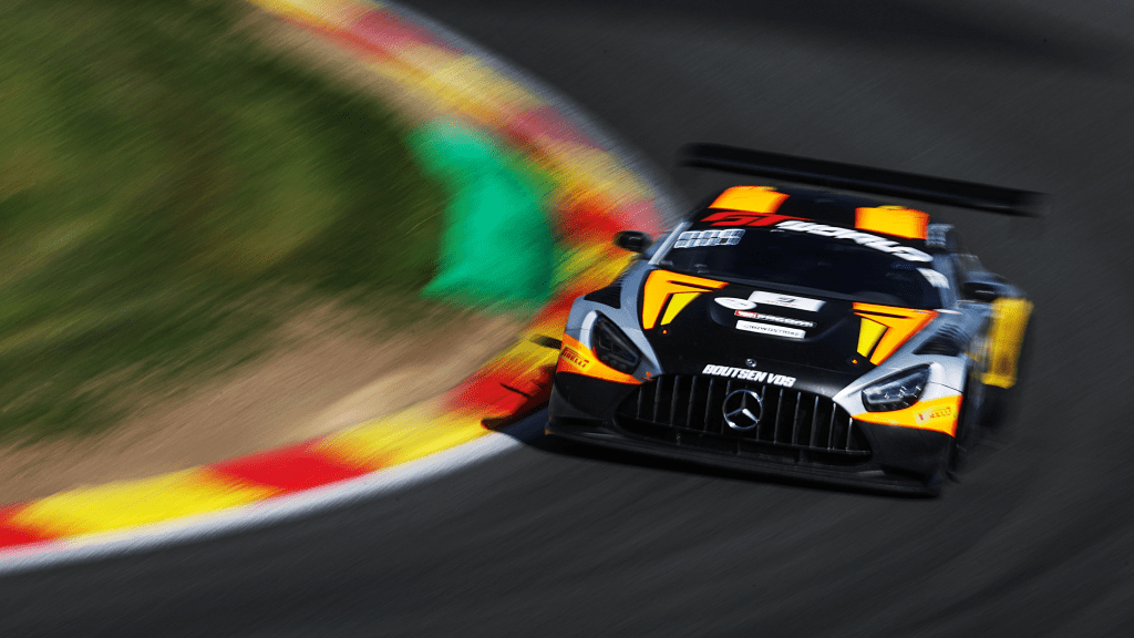 Bandiera a scacchi sull'unica sessione di prove libere del GTWC al Nurburgring. Comanda la Porsche #92 di Herbert Motorsport, di classe Gold.