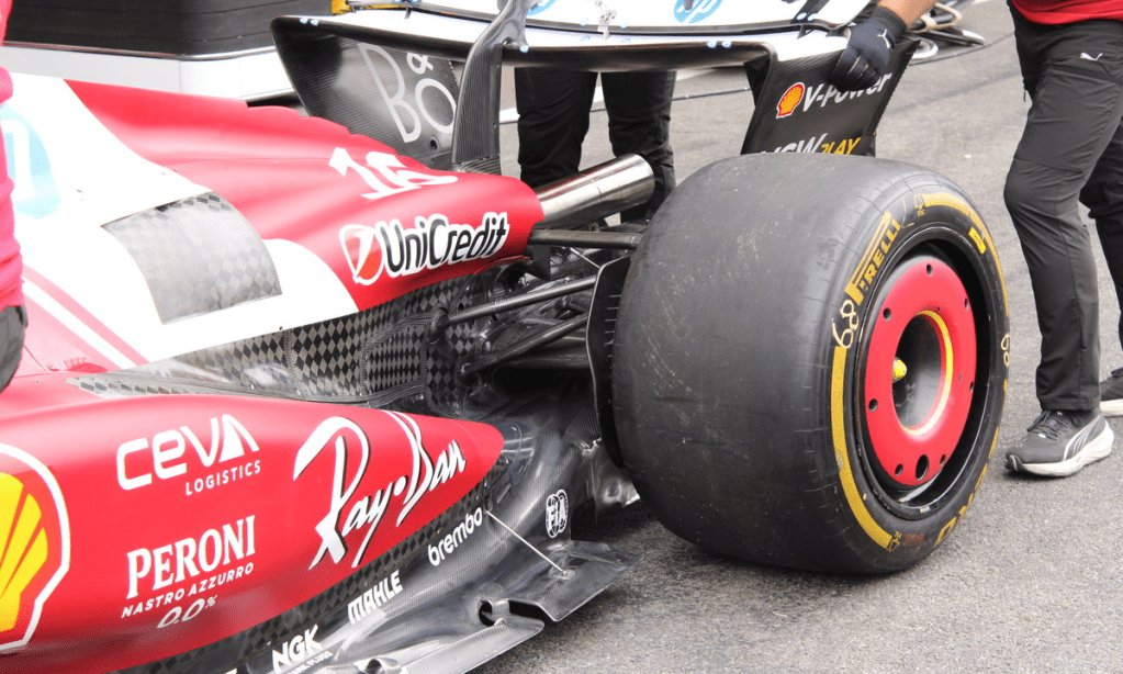 In questa stagione spesso, nel corso dei weekend di gara, Hamilton, Leclerc e Vasseur hanno rilasciato interviste ai media le cui versioni non combaciavano. E allora viene da chiedersi: chi ha ragione all'interno della Ferrari? Cosa non vogliono dirci?