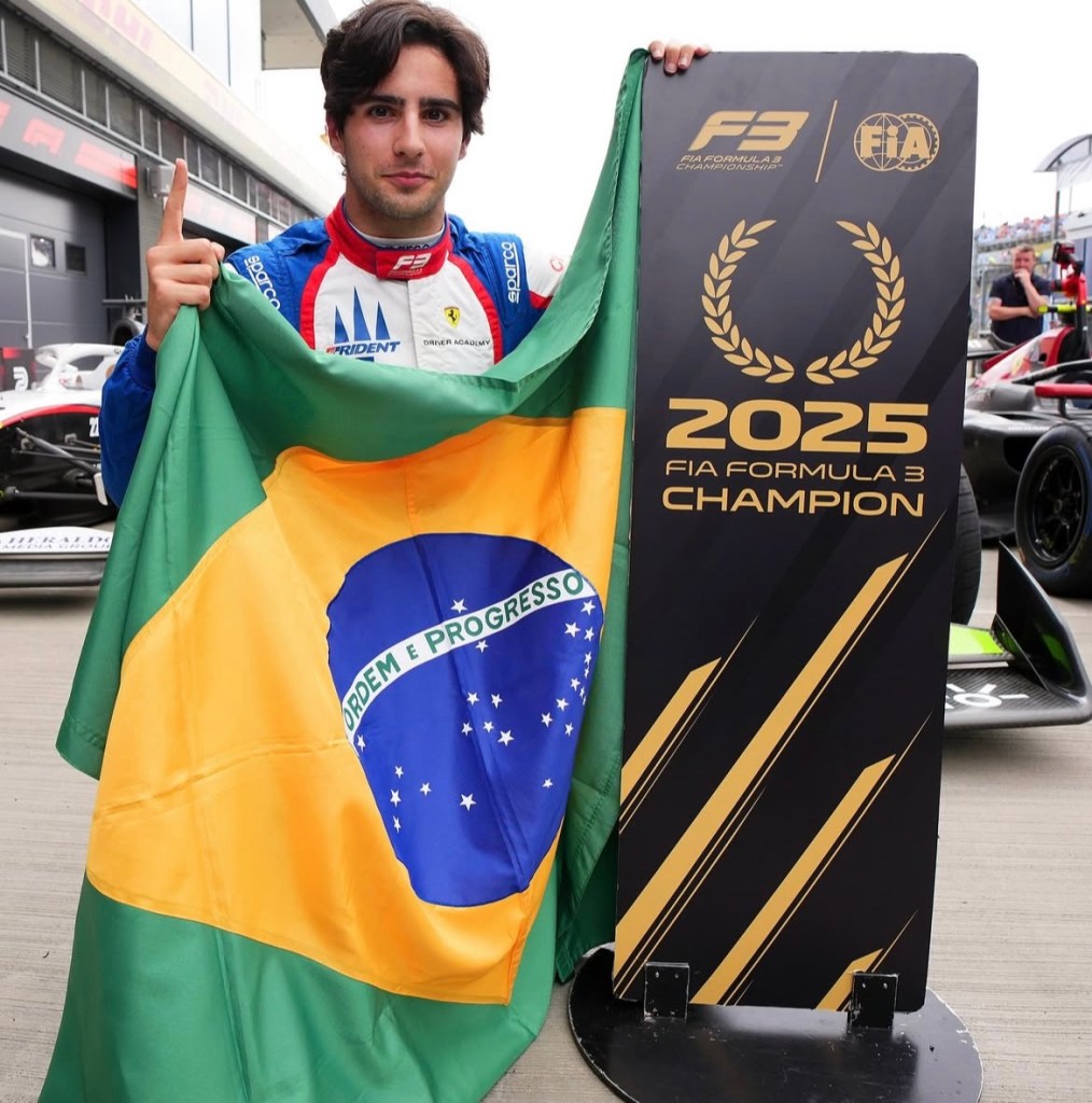 Rafael Camara esulta per aver vinto il campionato di F3.