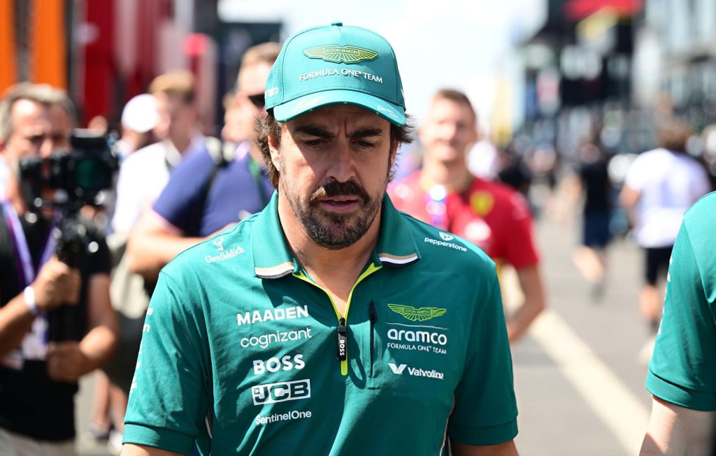Fernando Alonso analizza con lucidità il momento di Aston Martin e riflette sul proprio futuro, con l’obiettivo di decidere a settembre.