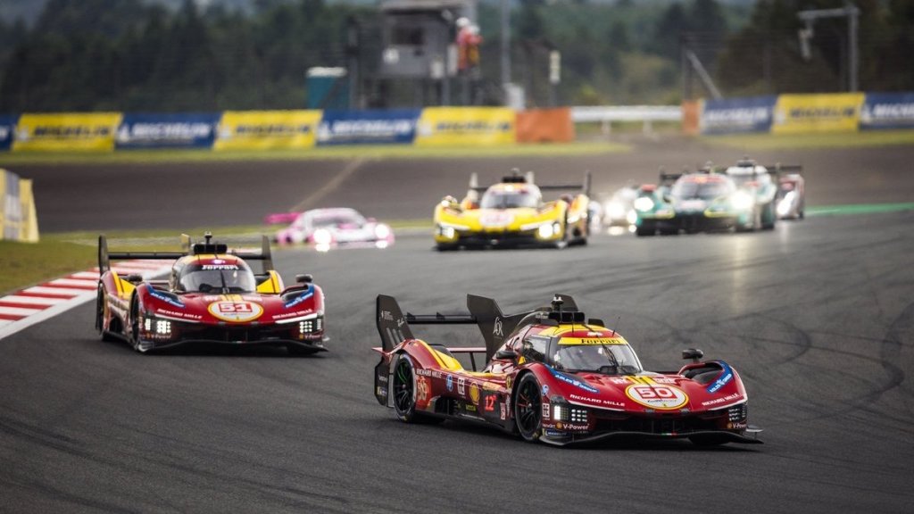 Nonostante un weekend difficile in Giappone, Ferrari resta protagonista assoluta del FIA World Endurance Championship 2025: la Casa di Maranello è ancora al comando sia della classifica Costruttori sia di quella Piloti, con l’ultimo e decisivo round previsto in Bahrain, dove si deciderà l’assegnazione dei titoli iridati.