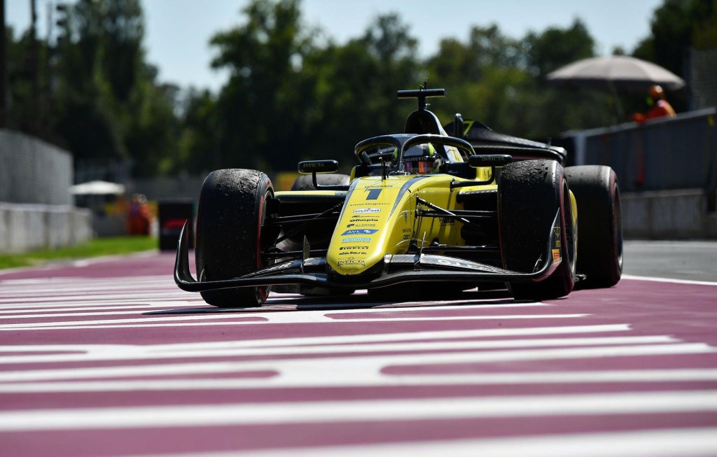 Il talento paraguaiano Joshua Durksen continuerà la sua avventura in Formula 2 per una terza stagione consecutiva, approdando nel 2026 al top team Invicta Racing.