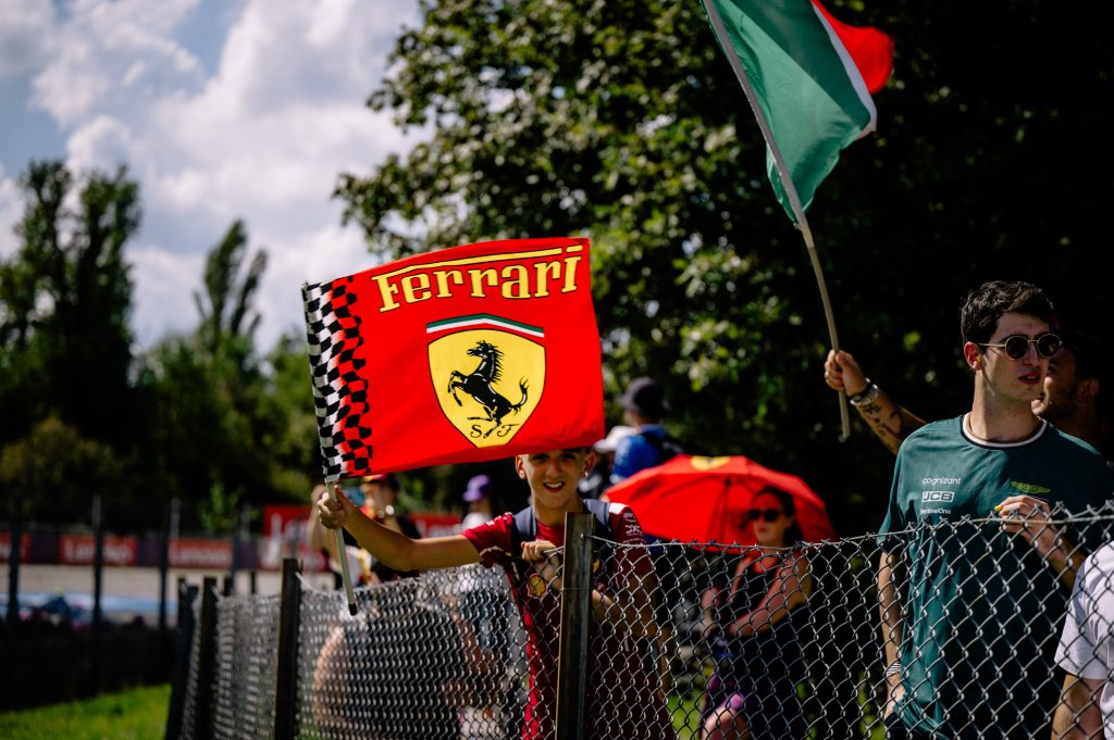 Il TP della Ferrari chiarisce la strategia dopo le qualifiche di Monza. Per la Rossa quarta posizione con il monegasco, mentre Hamilton partirà decimo scontando la penalità...