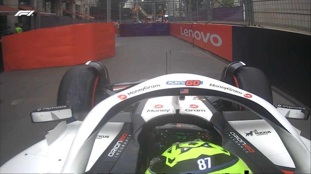 Lewis Hamilton e Charles Leclerc in testa nelle FP2 a Baku, Norris ha concluso anticipatamente la sua sessione a causa di un impatto con il muro.