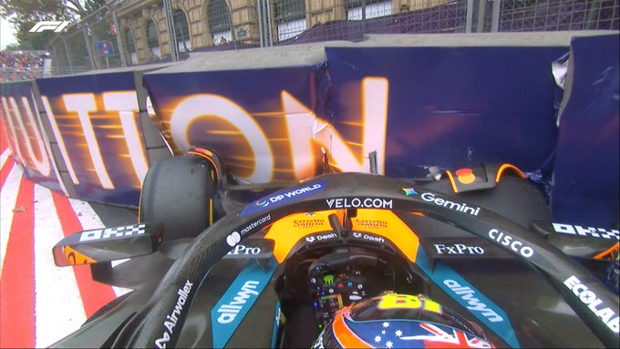 Max Verstappen domina Baku, completano il podio Russell e un super Sainz al primo con la Williams. Piastri a muro al primo giro, male la Ferrari con Hamilton 8° e Leclerc 9°.