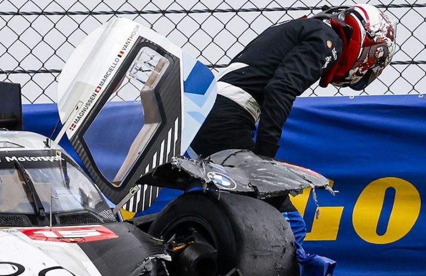Raffaele Marciello scende dalla BMW #15 dopo l'incidente al Fuji