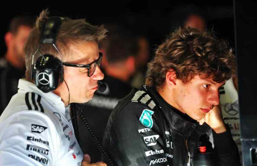Kimi Antonelli non sembra trovare pace nei suoi weekend di gara. Dopo il lungo in ghiaia a Zandvoort e l’incidente con Charles Leclerc, il giovane pilota bolognese ha ripetuto la stessa sorte a Monza, finendo largo alla seconda curva di Lesmo e concludendo anzitempo la sua giornata di prove libere.