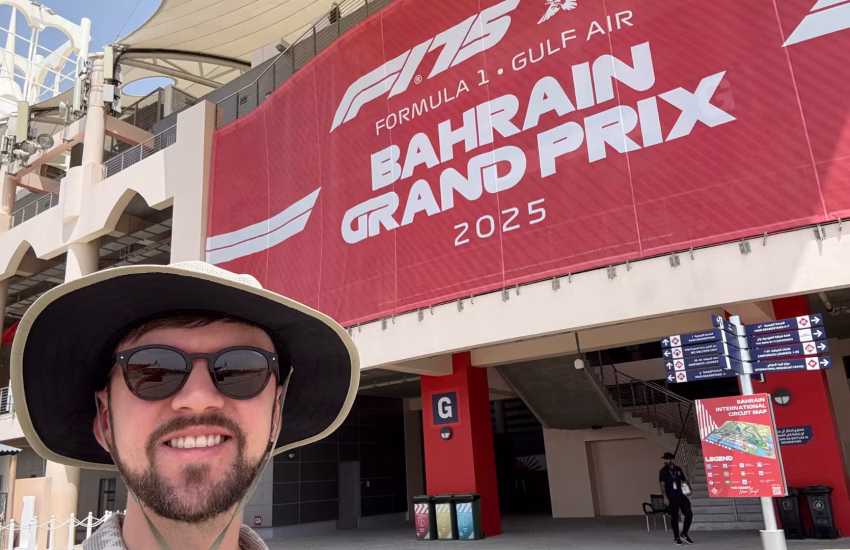 Per molti appassionati di Formula 1, assistere a un Gran Premio è già un sogno che si realizza. Per Brandon Burgess, 29 anni, britannico, quel sogno si è trasformato in una sfida epica: seguire tutte e 24 le gare della stagione 2025 senza superare un budget di 20.000 sterline e con soli 28 giorni di ferie dal lavoro.