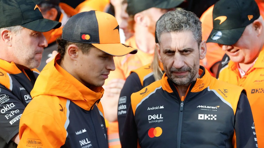 Lando Norris ha respinto con fermezza le critiche sull’utilizzo degli ordini di scuderia da parte della McLaren nel Gran Premio d’Italia a Monza, definendo “stupido” pensare che la decisione presa dal team possa rappresentare un pericoloso precedente per il futuro.