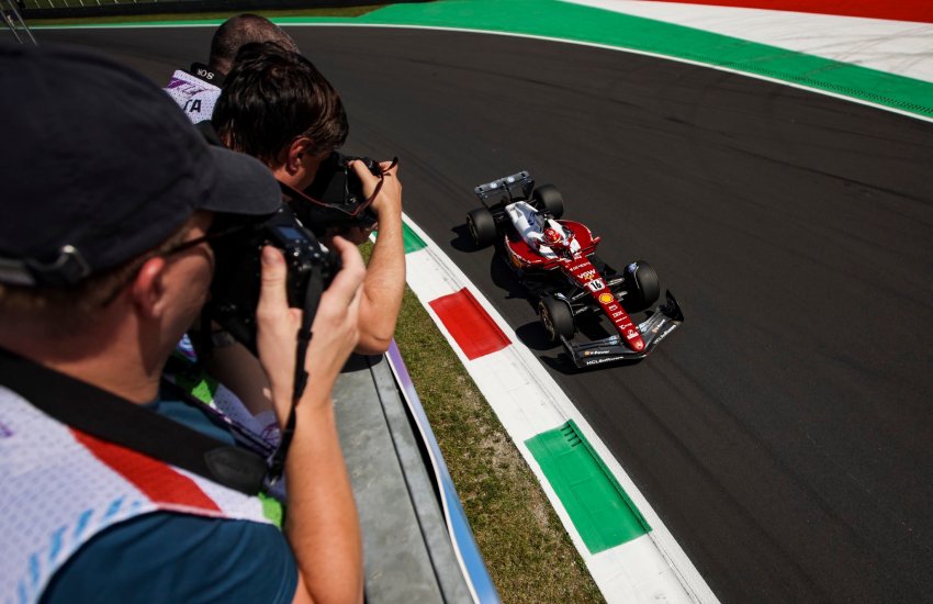 A Monza non basta vestirsi di rosso, non basta riempire le tribune con le bandiere, non basta vendere al pubblico il mito. A Monza bisogna osare. A Monza bisogna lottare. A Monza bisogna avere coraggio. E invece, ancora una volta, la Ferrari ha scelto la via più comoda: quella della mediocrità.