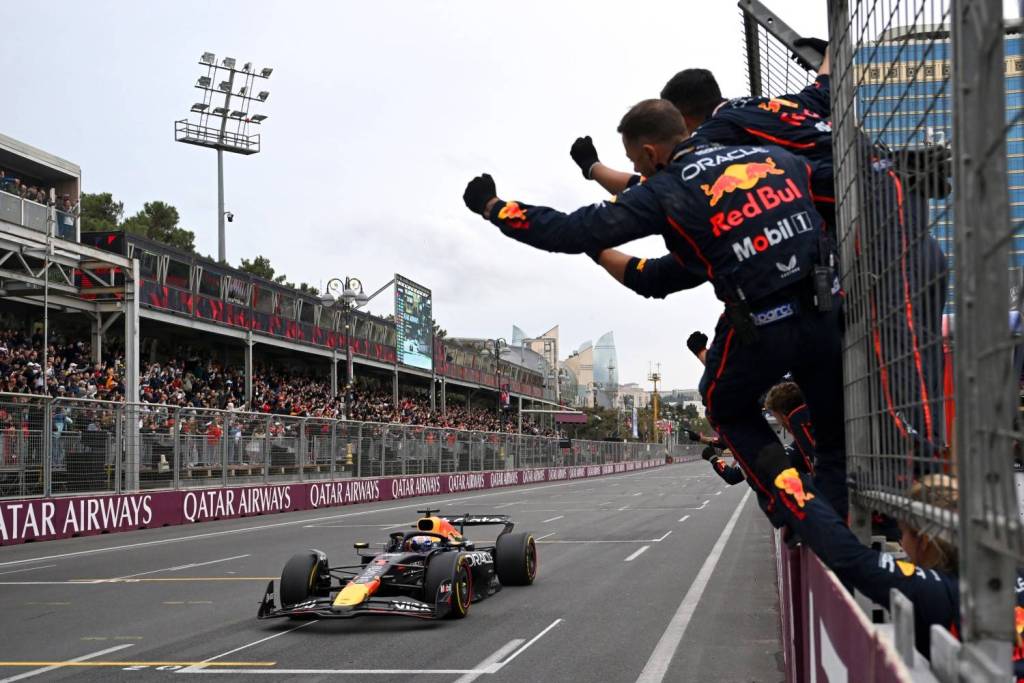 Red Bull non ha ancora intenzione di arrendersi. Dopo una stagione altalenante, la scuderia di Milton Keynes prepara un nuovo e decisivo pacchetto di aggiornamenti per la RB21 di Max Verstappen, nel tentativo di riaccendere la lotta per il titolo mondiale di Formula 1.
