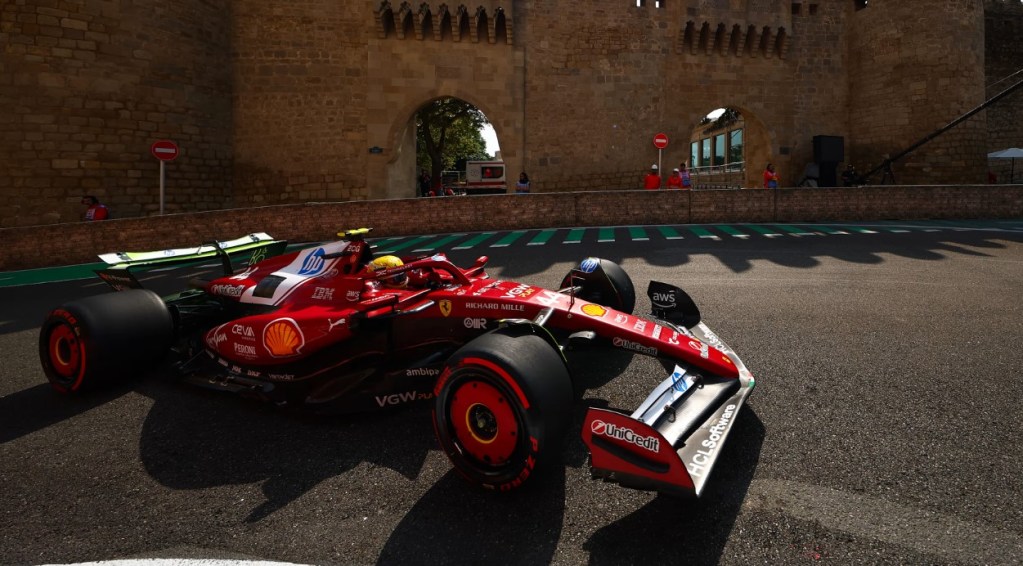 Lewis Hamilton sta vivendo una stagione complicata in Ferrari: la SF-25 si rivela difficile da guidare e i risultati stentano ad arrivare. Tra tensioni in pista e critiche da parte di ex piloti, il sette volte campione del mondo si trova al centro di un acceso dibattito sul suo futuro in squadra.