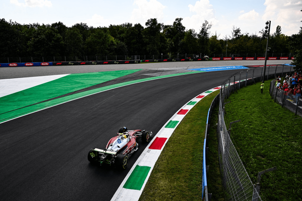 Il primo assaggio di Monza in rosso per Lewis Hamilton non poteva passare inosservato.