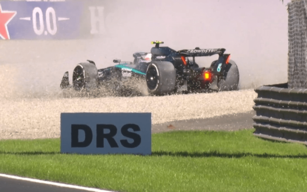 Kimi Antonelli non sembra trovare pace nei suoi weekend di gara. Dopo il lungo in ghiaia a Zandvoort e l’incidente con Charles Leclerc, il giovane pilota bolognese ha ripetuto la stessa sorte a Monza, finendo largo alla seconda curva di Lesmo e concludendo anzitempo la sua giornata di prove libere.