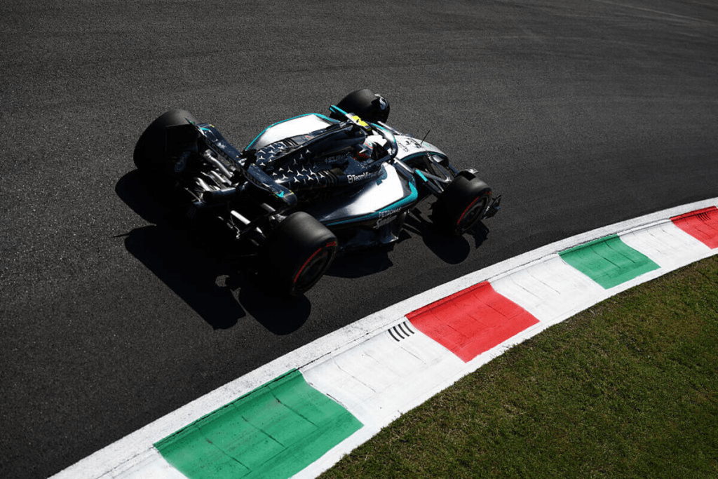 Kimi Antonelli non sembra trovare pace nei suoi weekend di gara. Dopo il lungo in ghiaia a Zandvoort e l’incidente con Charles Leclerc, il giovane pilota bolognese ha ripetuto la stessa sorte a Monza, finendo largo alla seconda curva di Lesmo e concludendo anzitempo la sua giornata di prove libere.